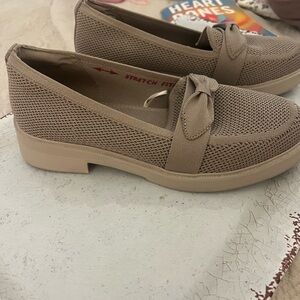 SKECHERS SIZE 7 Tan slip on shoes with block heel